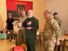 Дмитро Ярош вручив голові Ради оборони Кривого Рогу Лицарський Хрест Української добровольчої Армії0