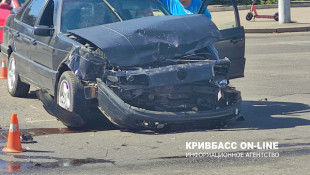 У Кривому Розі біля міськвиконкому зіштовхнулись дві автівки0