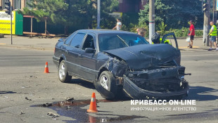 У Кривому Розі біля міськвиконкому зіштовхнулись дві автівки5
