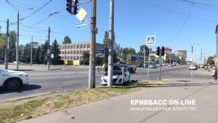 У Кривому Розі біля міськвиконкому зіштовхнулись дві автівки2