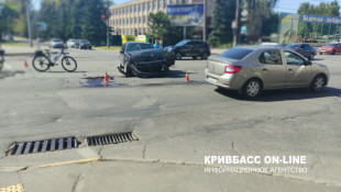 У Кривому Розі біля міськвиконкому зіштовхнулись дві автівки8