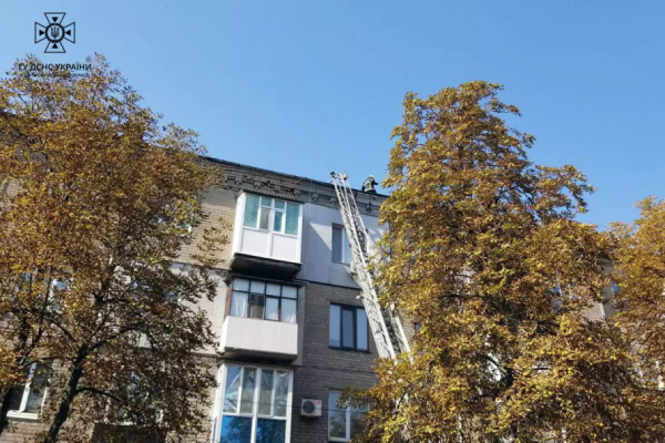 У Кривому Розі через пожежу у даху багатоповерхівки утворилася діра (фото)1