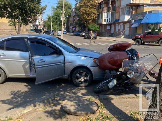 У Кривому Розі на перехресті Комерційної та Свято-Миколаївської не розминулися автівка з мотоциклом2