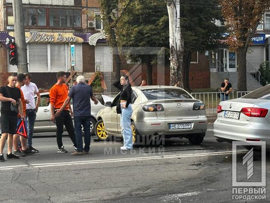У Кривому Розі на проспекті Миру сталася потрійна ДТП1