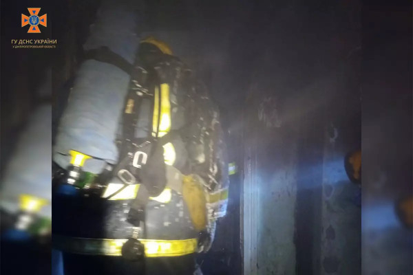 У Кривому Розі під час пожежі вогнеборці врятували жінку1