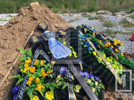 В останню путь провели криворізького захисника Романа Осипенка4