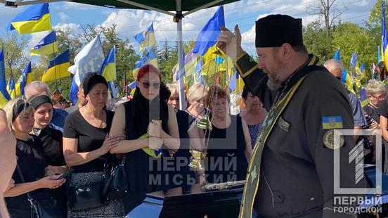 В останню путь провели криворізького захисника Романа Осипенка3