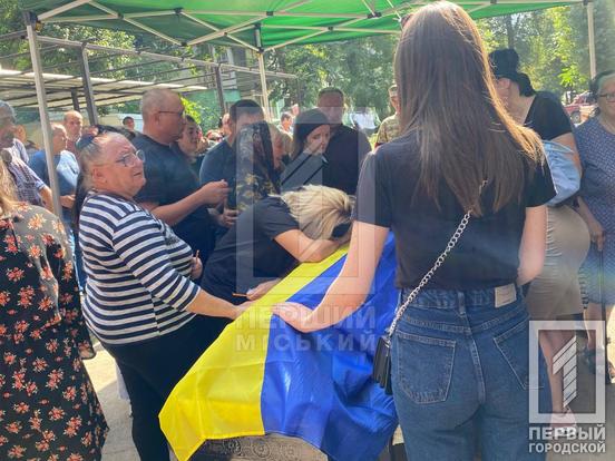 В останню путь провели криворізького захисника Романа Осипенка1