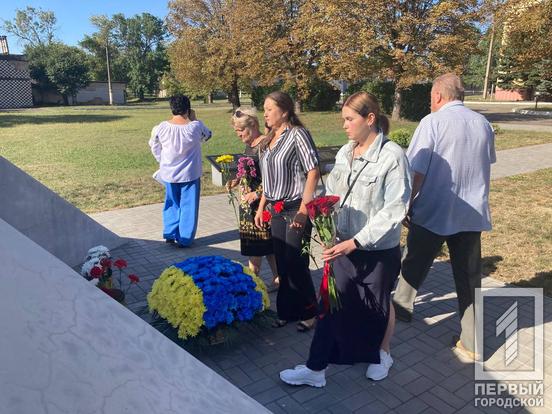 Важка тиша та море квітів: у Кривому Розі вшанували пам'ять танкістів, які у 2014 – 2023 роках віддали своє життя заради стійкості України4