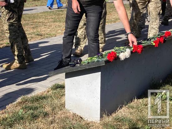Важка тиша та море квітів: у Кривому Розі вшанували пам'ять танкістів, які у 2014 – 2023 роках віддали своє життя заради стійкості України11