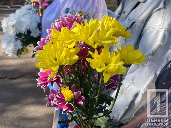 Важка тиша та море квітів: у Кривому Розі вшанували пам'ять танкістів, які у 2014 – 2023 роках віддали своє життя заради стійкості України14