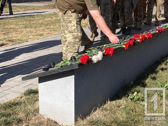 Важка тиша та море квітів: у Кривому Розі вшанували пам'ять танкістів, які у 2014 – 2023 роках віддали своє життя заради стійкості України10