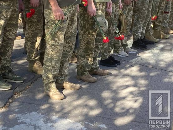 Важка тиша та море квітів: у Кривому Розі вшанували пам'ять танкістів, які у 2014 – 2023 роках віддали своє життя заради стійкості України9