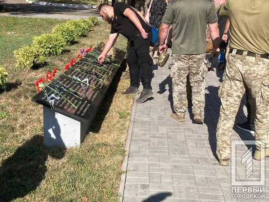 Важка тиша та море квітів: у Кривому Розі вшанували пам'ять танкістів, які у 2014 – 2023 роках віддали своє життя заради стійкості України12