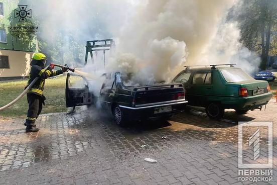 Вогонь з «Peugeot 405» перекинувся на «ЗАЗ 1103 Славута»: у Кривому Розі на стоянці палали 2 легковики, один вигорів майже вщент2