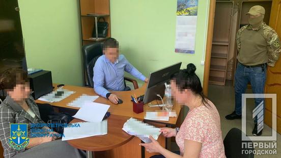 За 100 доларів фільмувала прильоти та стежила за захисниками України: перед судом постане мешканка Кривого Рогу, яка пішла на співпрацю з окупантами1
