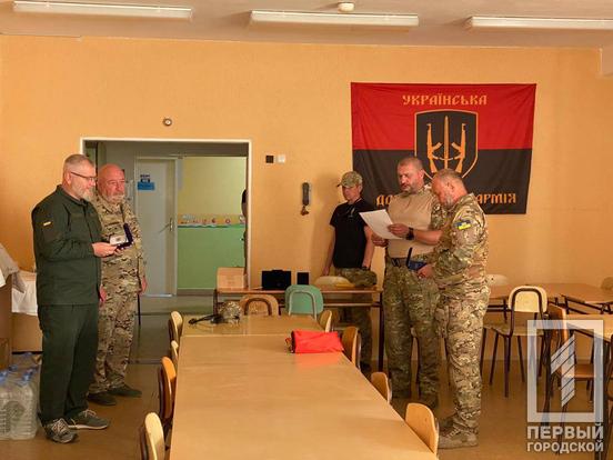 За жертовність і вклад у обороноздатність: очільник Ради оборони Кривого Рогу Олександр Вілкул нагороджений «Лицарським Хрестом Української добровольчої Армії»3