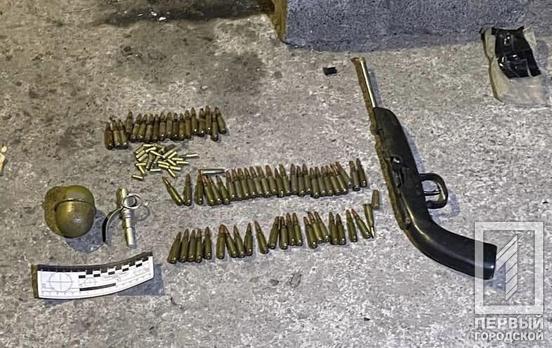 Тримав у гаражі арбалет, пістолет і десятки набоїв різного калібру: у Кривому Розі поліцейські викрили містянина на зберіганні зброї