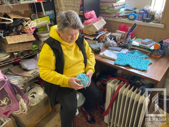 «Зроблено з турботою»: Криворіжанки в’яжуть шкарпетки та манішки для наших захисників2