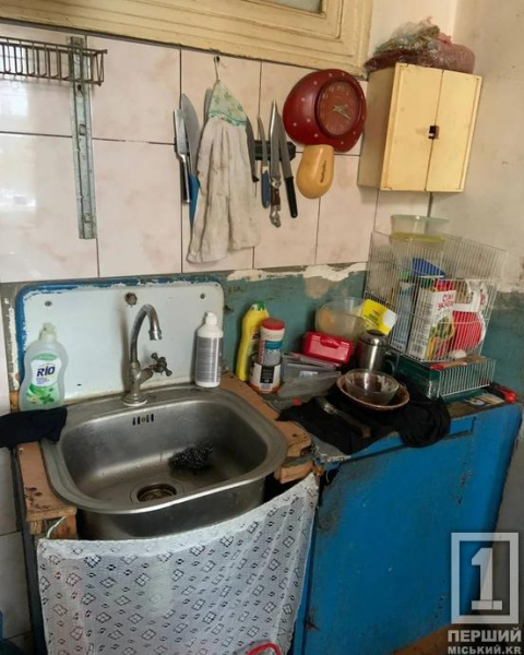 Старезні меблі та туалет, наче «кімната для тортур»: у Саксаганському районі Кривого Рогу обстежили умови життя дітей у проблемних родинах7