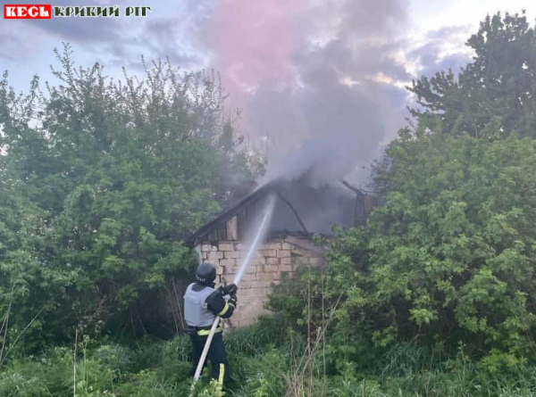 Рятувальник гасить господарчу споруду після ворожої атаки на Дніпропетровщину