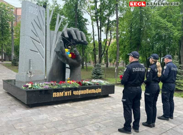 Правоохоронці покладають квіти до меморіалу жертвам Чорнобильської катастрофи в Кривому Розі