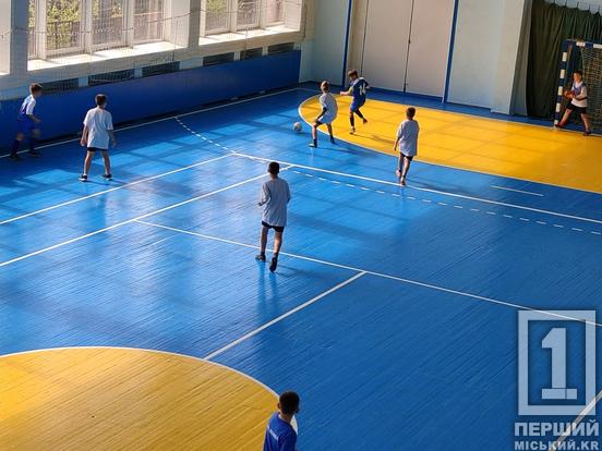 Запекла боротьба за м’яч: у Кривому Розі визначили кращих школярів у футзалі та в волейболі3