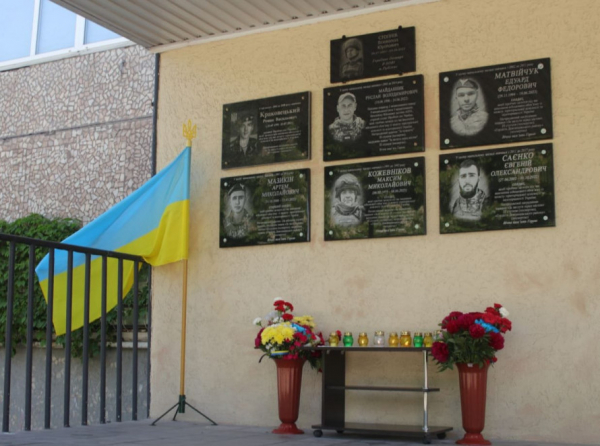 На честь полеглих випускників: у 94 гімназії відкрили пам’ятні дошки захисникам, які віддали життя за Україну2