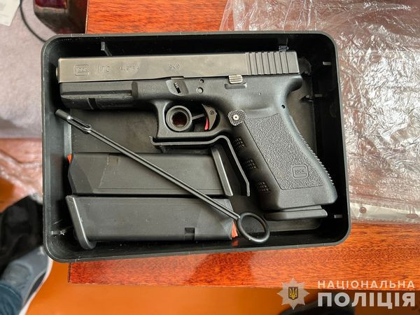 На Дніпропетровщині батько і син організували «бізнес» з продажу зброї через інтернет1