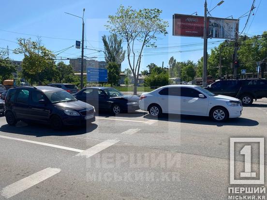 Раптовий удар на світлофорі: у Кривому Розі зіштовхнулися Citroen та Mazda3