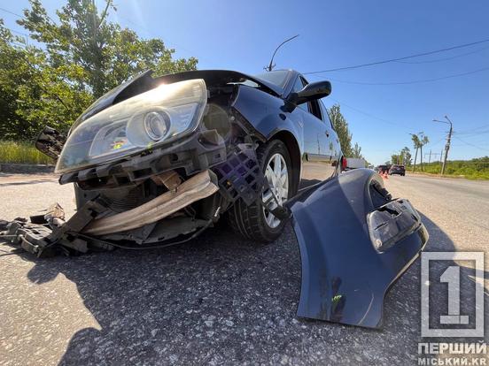 Є постраждала водійка та потрощені авто: у Кривому Розі на Нікопольському шосе сталася ДТП Ford та Renault2