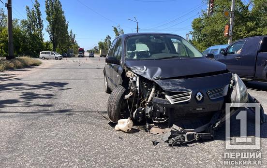 Є постраждала водійка та потрощені авто: у Кривому Розі на Нікопольському шосе сталася ДТП Ford та Renault