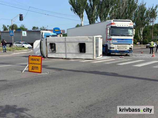 22 людини постраждали: у Кривому Розі вантажівка зіткнулася з маршрутним таксі