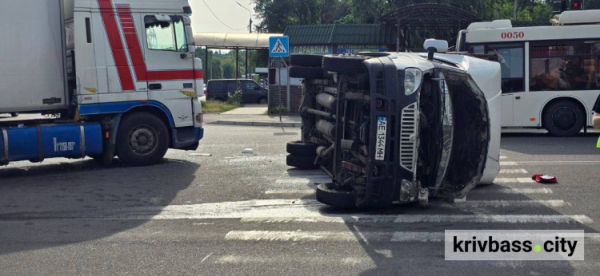 22 людини постраждали: у Кривому Розі вантажівка зіткнулася з маршрутним таксі