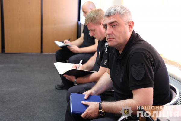 Керівник обласної поліції Олександр Ганжа побував на місці ракетного удару у Кривому Розі та провів нараду з місцевими правоохоронцями3