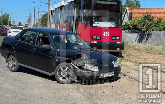 Наслідки обгону: у Кривому Розі у ДТП потрапили КАМАЗ та Лада