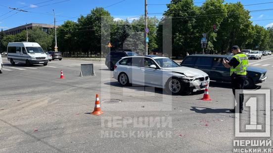 Небезпечний маневр: у Кривому Розі зіштовхнулися BMW та таксі4