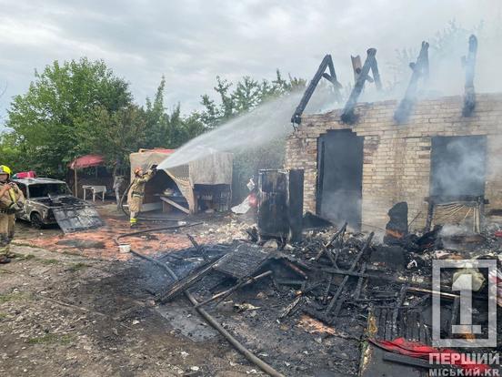 Немає стелі, вікон і машини: у Довгинцівському районі Кривого Рогу загасили масштабну пожежу1