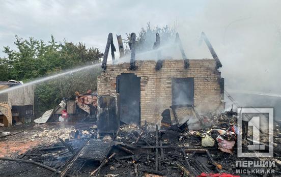 Немає стелі, вікон і машини: у Довгинцівському районі Кривого Рогу загасили масштабну пожежу