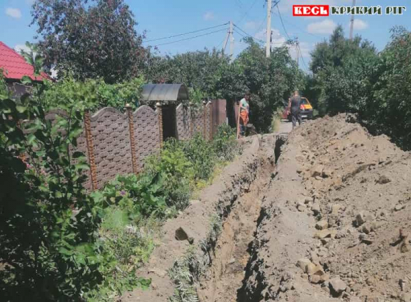 Водоканал прокладає новий водогін на вул. Пирогова в Кривому Розі