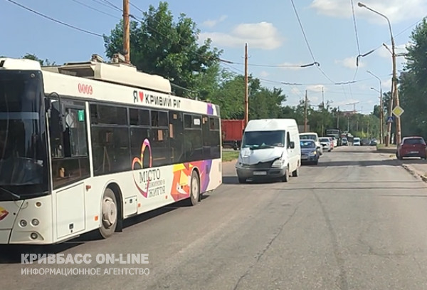 У Кривому Розі чергова ДТП з пасажирським транспортом: мікроавтобус протаранив тролейбус0