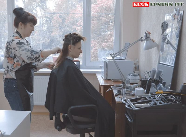 Марина Мутель закінчила курси перукарів від «Голос Ромні» в Кривому Розі