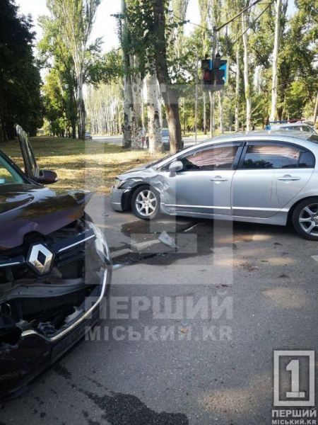 У Кривому Розі на перехресті не вдалося роз'їхатися двом легковикам: постраждалий у лікарні6