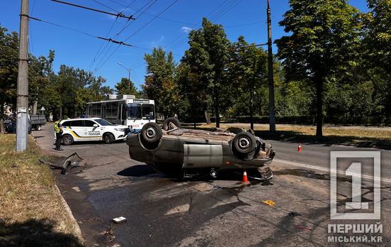 У Покровському районі Кривого Рогу авто  перекинулося на дах: викликали рятувальників і медиків