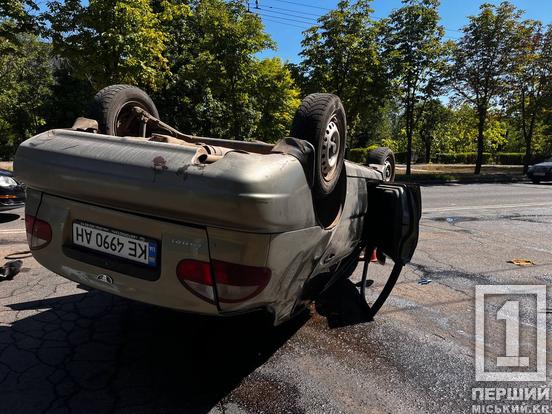 У Покровському районі Кривого Рогу авто  перекинулося на дах: викликали рятувальників і медиків1