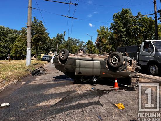 У Покровському районі Кривого Рогу авто  перекинулося на дах: викликали рятувальників і медиків2