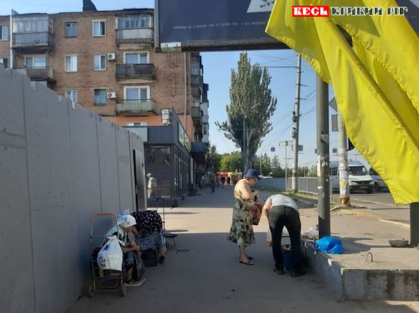 Стихійна торгівля на вул. Фукса в Кривому Розі поблизу укриття