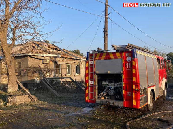 Рятувальники на місці ракетного удару по Карачунам в Кривому Розі