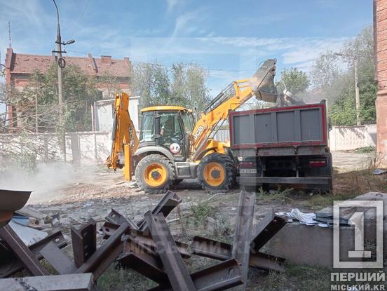 Купа цегли замість частини будівлі і потрощений благоустрій навкруги: під удар рашистів у Кривому Розі потрапило управління поліції, репортаж з місця2