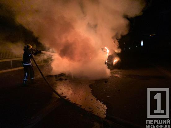 Наїхав на відбійник та загорівся: у Покровському районі полум’я знищило легковик1